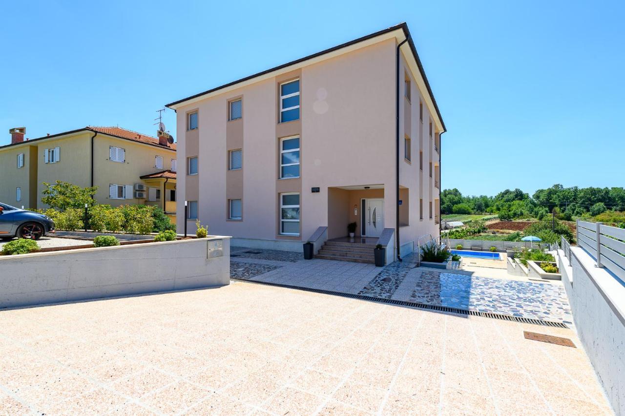 Stancija Amorozo 5 Porec Esterno foto